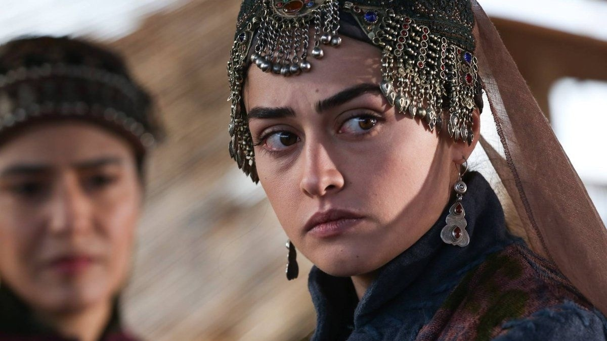 Esra Bilgiç Net Worth and Salary $5 million